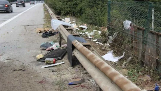 TEM'de araç bariyerlere çarparak savruldu: 2 yaralı!