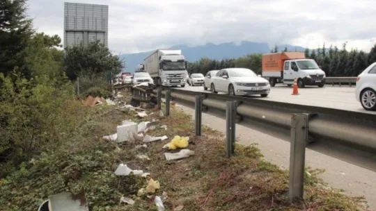 TEM'de araç bariyerlere çarparak savruldu: 2 yaralı!