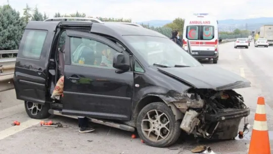 TEM'de araç bariyerlere çarparak savruldu: 2 yaralı!