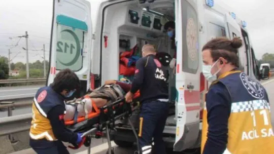 TEM'de çalışan Karayolları işçisine çarpıp kaçtı