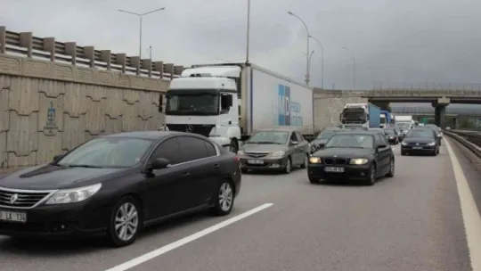 TEM'de çalışan Karayolları işçisine çarpıp kaçtı