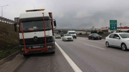 TEM'de çalışan Karayolları işçisine çarpıp kaçtı
