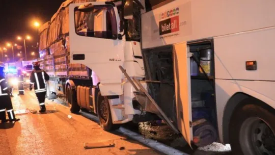 TEM'de kaza! 3 araç birbirine girdi!