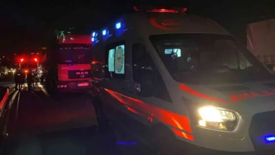 TEM'de un yüklü kamyona çarpan kamyonet bu hale geldi!