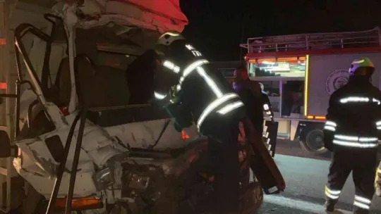 TEM'de un yüklü kamyona çarpan kamyonet bu hale geldi!