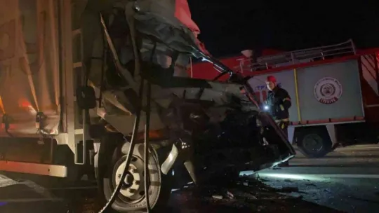 TEM'de un yüklü kamyona çarpan kamyonet bu hale geldi!