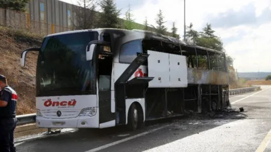 TEM'de yanan yolcu otobüsü kullanılmaz hale geldi!