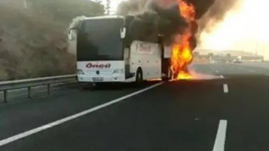 TEM'de yanan yolcu otobüsü kullanılmaz hale geldi!
