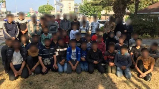 TEM'deki minibüsten 50 kaçak göçmen çıktı: 3 gözaltı!