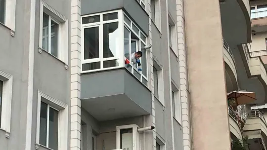 Temizliğe gittiği evde balkondan düşerek hayatını kaybetti