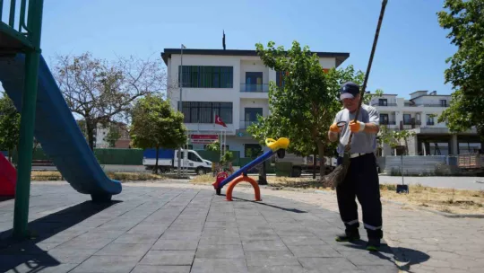 Temizlik işçisinin sıra dışı yeteneği: Güneşi kalem gibi kullanıyor