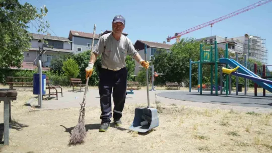 Temizlik işçisinin sıra dışı yeteneği: Güneşi kalem gibi kullanıyor