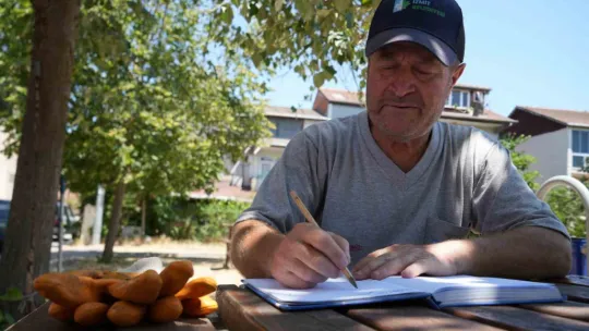 Temizlik işçisinin sıra dışı yeteneği: Güneşi kalem gibi kullanıyor