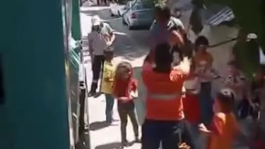 Temizlik personellnin hareketi yürekleri ısıttı