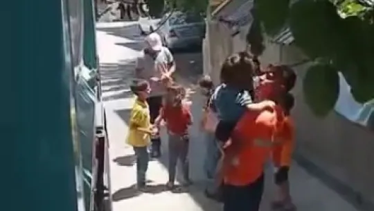 Temizlik personellnin hareketi yürekleri ısıttı