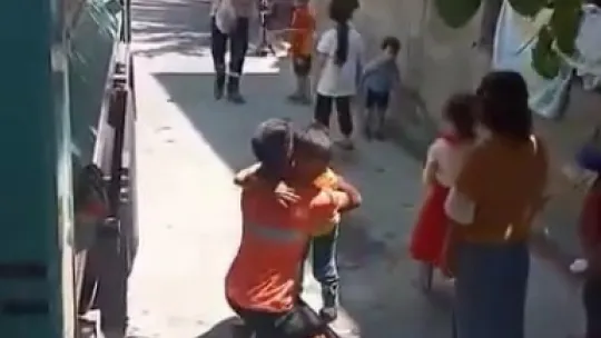 Temizlik personellnin hareketi yürekleri ısıttı