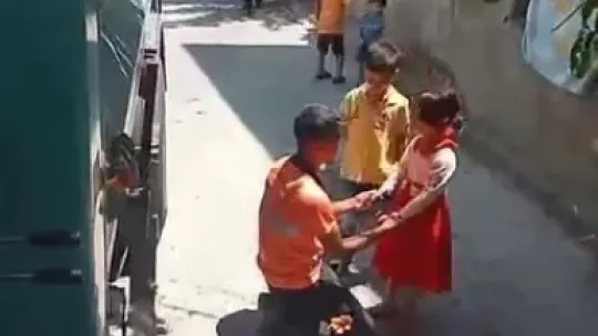 Temizlik personellnin hareketi yürekleri ısıttı