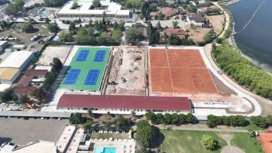 Tenis Merkezi'nde balon kortlar boyandı