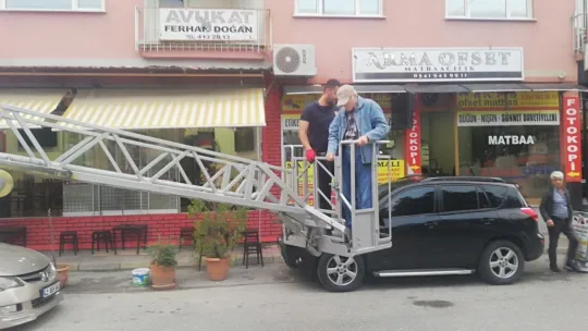 Terasta mahsur kalan adamı itfaiye kurtardı