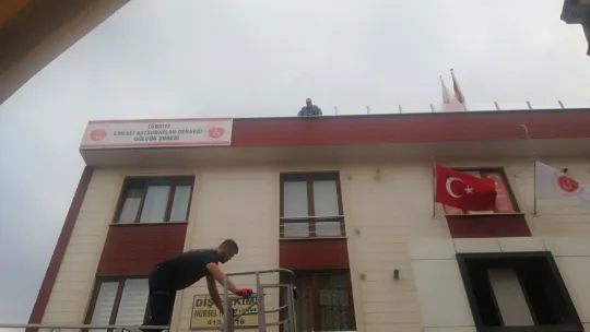 Terasta mahsur kalan adamı itfaiye kurtardı