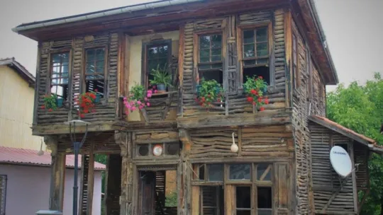 Terk edilen 150 yıllık ahşap ev, çiçeklendirilerek hayata döndürüldü