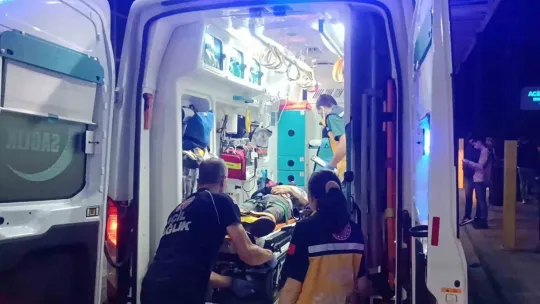 Hafif ticari araç motosikletle çarpıştı: 1 yaralı