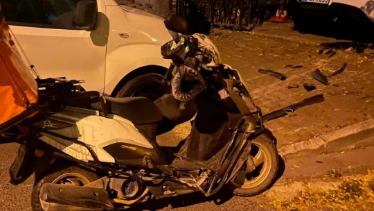 Hafif ticari araç motosikletle çarpıştı: 1 yaralı