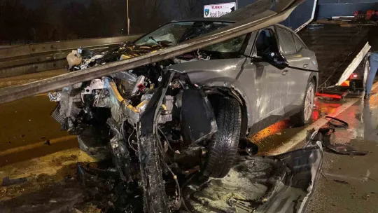 Ters yönden yola giren otomobil bariyerleri biçti: 1 yaralı