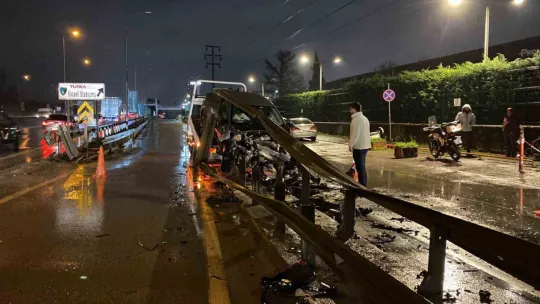 Ters yönden yola giren otomobil bariyerleri biçti: 1 yaralı
