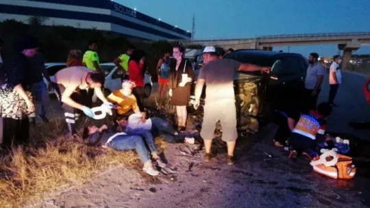 Ters yöne giren 2 araç ortalığı savaş alanına çevirdi: 7 yaralı!