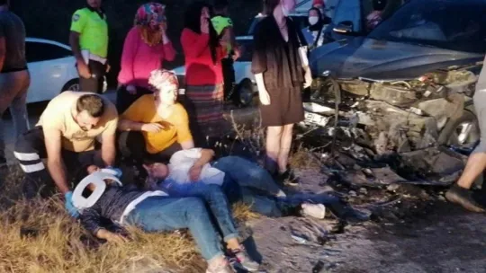 Ters yöne giren 2 araç ortalığı savaş alanına çevirdi: 7 yaralı!