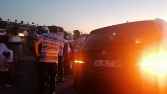 Ters yöne giren 2 araç ortalığı savaş alanına çevirdi: 7 yaralı!