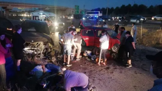 Ters yöne giren 2 araç ortalığı savaş alanına çevirdi: 7 yaralı!