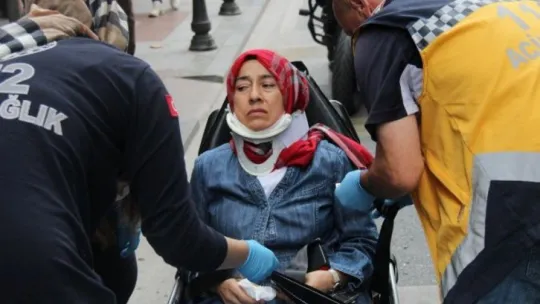 Ters yöne giren sürücünün çarptığı yaya yaralandı