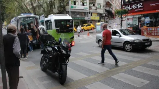 Ters yöne giren sürücünün çarptığı yaya yaralandı