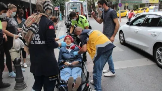Ters yöne giren sürücünün çarptığı yaya yaralandı