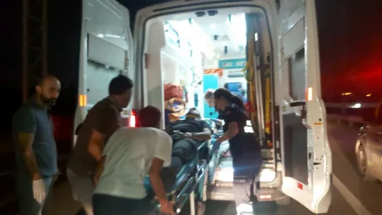 Ters yöne girince otomobille çarpıştı: 3 yaralı