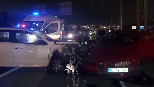 Ters yöne girince otomobille çarpıştı: 3 yaralı