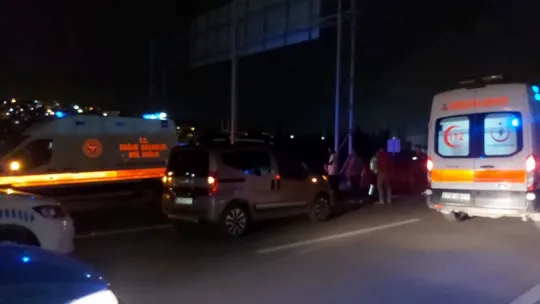 Ters yöne girince otomobille çarpıştı: 3 yaralı
