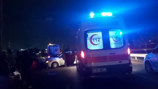 Ters yöne girince otomobille çarpıştı: 3 yaralı