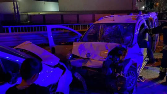 Ters yöne girip karşıdan gelen araçla çarpıştı