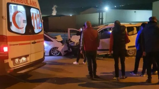 Ters yöne girip karşıdan gelen araçla çarpıştı