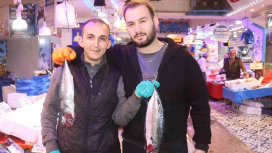 Tezgahlarda çeşit çok ama en çok palamut satılıyor