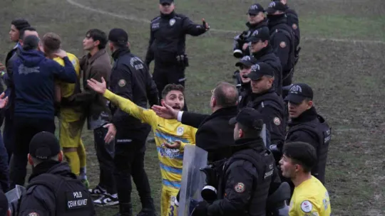 Derince'de maç sonu ortalık karıştı