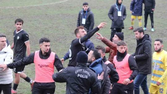 Derince'de maç sonu ortalık karıştı