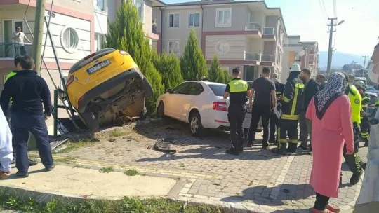 Ticari taksi bahçe duvarında asılı kaldı