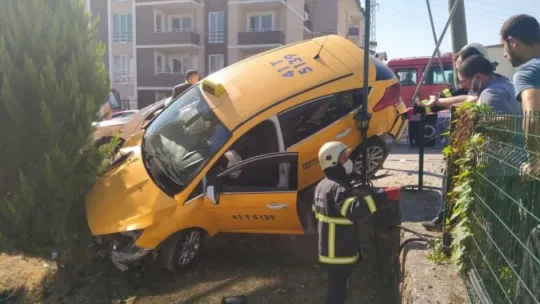 Ticari taksi bahçe duvarında asılı kaldı