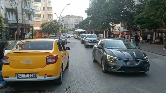Ticari taksi ile motosiklet çarpıştı!