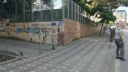 Ticari taksi ile motosiklet çarpıştı!
