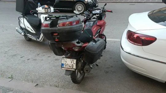 Ticari taksi ile motosiklet çarpıştı!